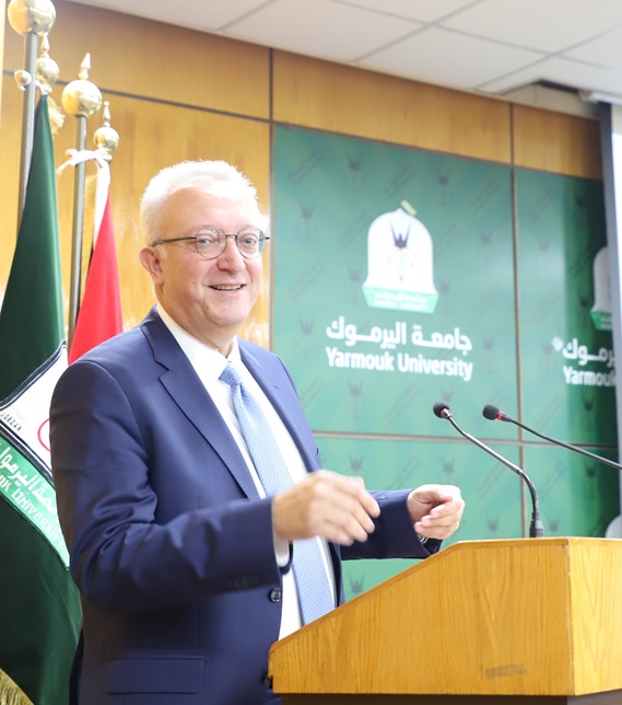صورة للمتحدث في المؤتمر