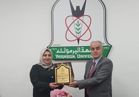 الجامعة تُكرِّم الزميلة إخلاص الصغير تقديراً لمسيرة عطاء امتدت لأكثر من ثلاثة عقود